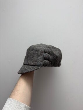 Gray Tweed Newsboy Cap with Decorative Buttons